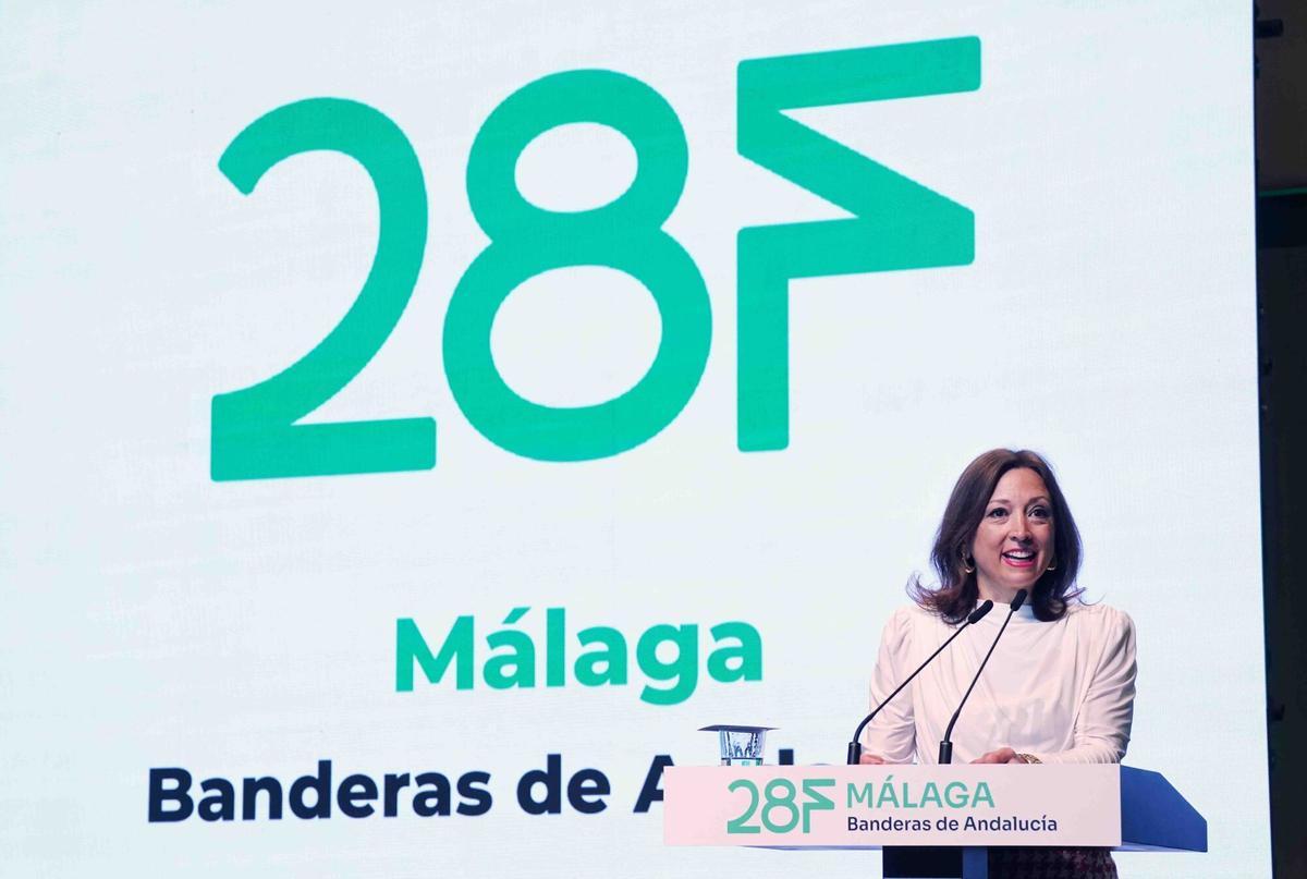 MLG 21-02-2025.- La consejera de Economía, Hacienda y Fondos Europeos y portavoz del Gobierno andaluz, Carolina España, y el presidente de la Diputación de Málaga, Francisco Salado, presiden el acto Banderas de Andalucía con motivo del 28-F, en el que se reconoce a personas y entidades por su labor en la defensa y fomento del interés general de la provincia, en un acto al que también asisten la consejera de Empleo, Empresa y Trabajo Autónomo, Rocío Blanco; el consejero de Turismo y Andalucía Exterior, Arturo Bernal; la delegada del Gobierno andaluz en Málaga, Patricia Navarro; y el alcalde de Málaga, Francisco de la Torre.