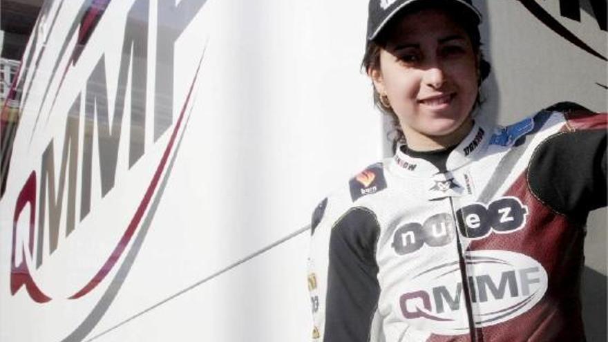 Elena Rosell, junto al camión de su equipo, en los pasados entrenamientos de Moto2 en Cheste.