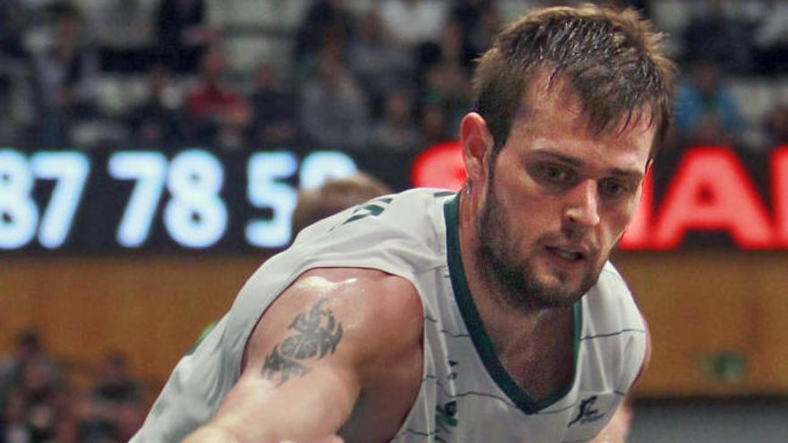 El jugador del Fiatc Joventut Albert Oliver (d) presiona a Joel Freeland, del Unicaja Málaga, durante el partido de la Liga ACB disputado esta noche en Badalona.