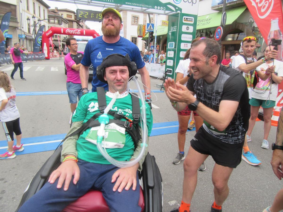 Capitán recibe emocionado el aplauso del alcalde de Cangas de Onís