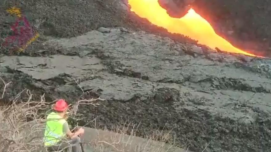 Un equipo de vulcanólogos, en la fisura eruptiva del volcán de La Palma