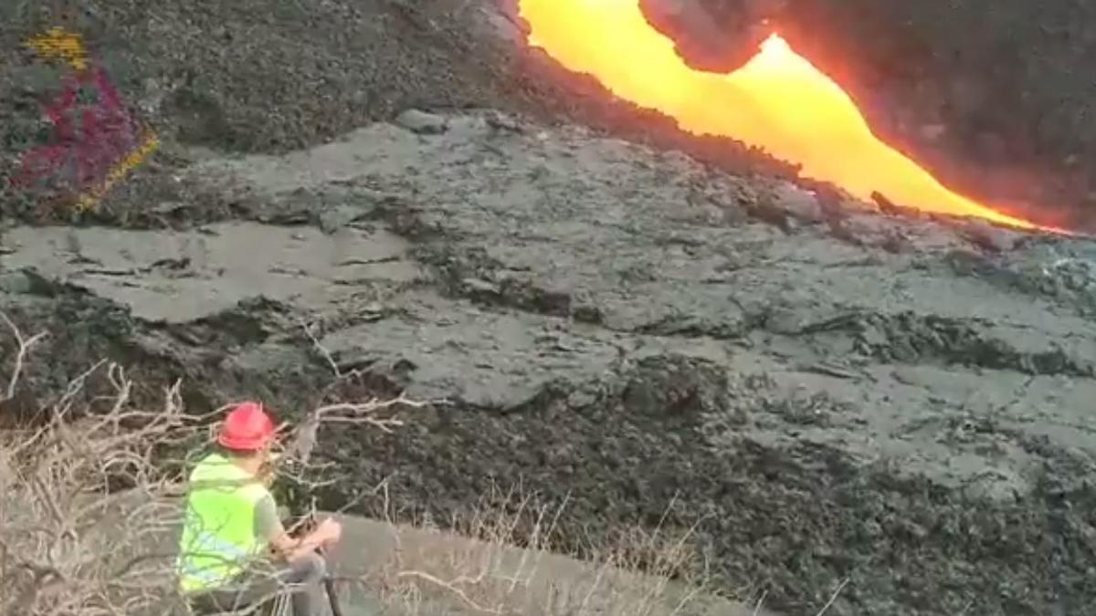 Vulcanólogo, al pie de la fisura eruptiva