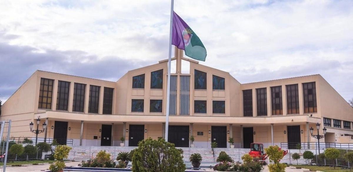 La entrada de Parcemasa, con la bandera de Málaga a media asta.