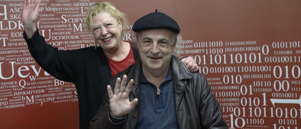 Rosa Garnacho y Chus Casado, en la redacción de LA NUEVA ESPAÑA de Gijón.