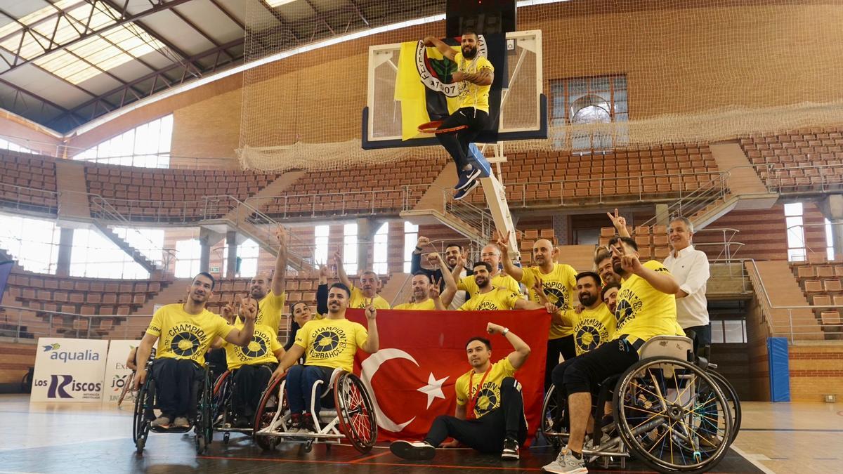 Los jugadores del  Fenerbahçe celebran el título.