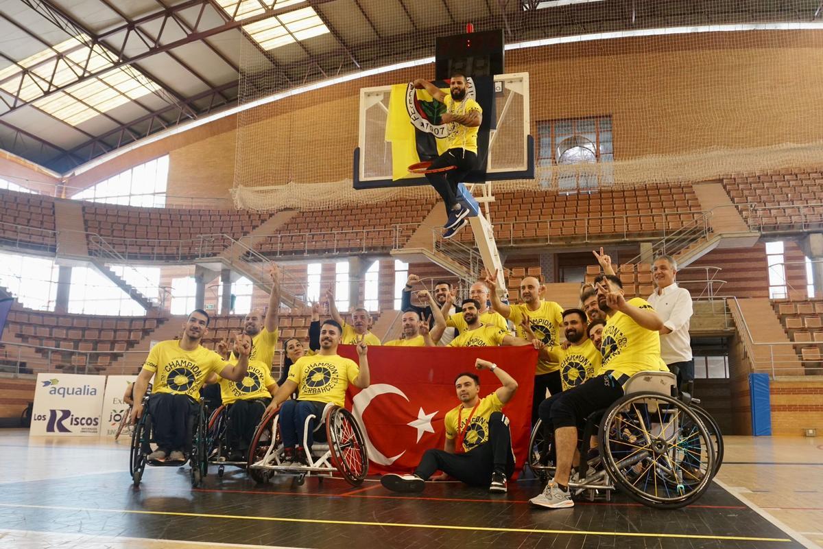 Los jugadores del  Fenerbahçe celebran el título.