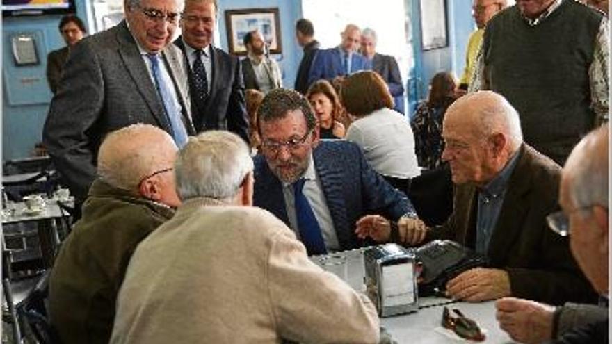 Mariano Rajoy, ahir, amb un grup de jubilats. El líder del PP només visitarà Catalunya el 17 de desembre.