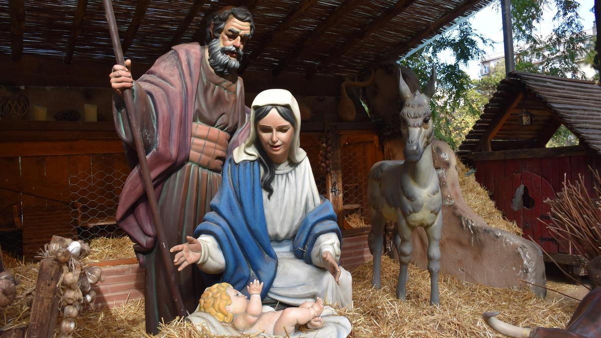 María, José y el Niño Jesús en una escena del Belén Monumental de Xàtiva.