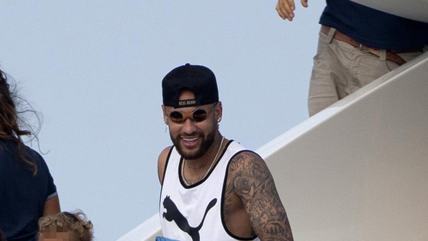 Neymar navega con un grupo de amigos en Ibiza