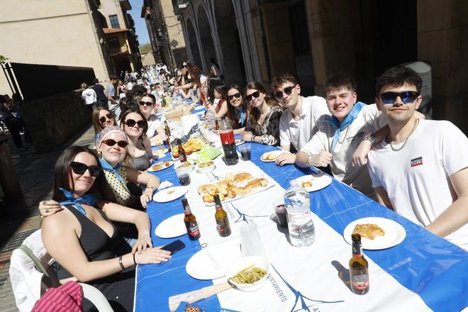 EN IMÁGENES: La multitudinaria Comida en la Calle en Avilés