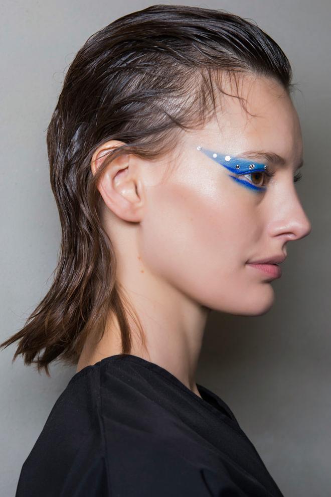 Maquillaje de una modelo de Prada en Milán 2018