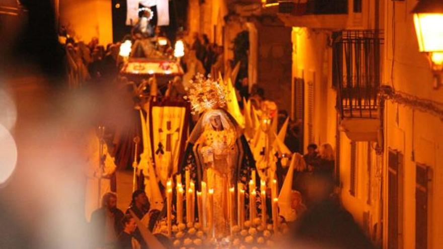 La Virgen de la Esperanza, en primer término, y la Virgen de la Piedad, dos de las imágenes marianas de la Semana Santa ibicenca.