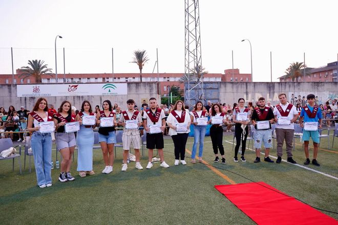 Las Palmeras homenajea a catorce estudiantes