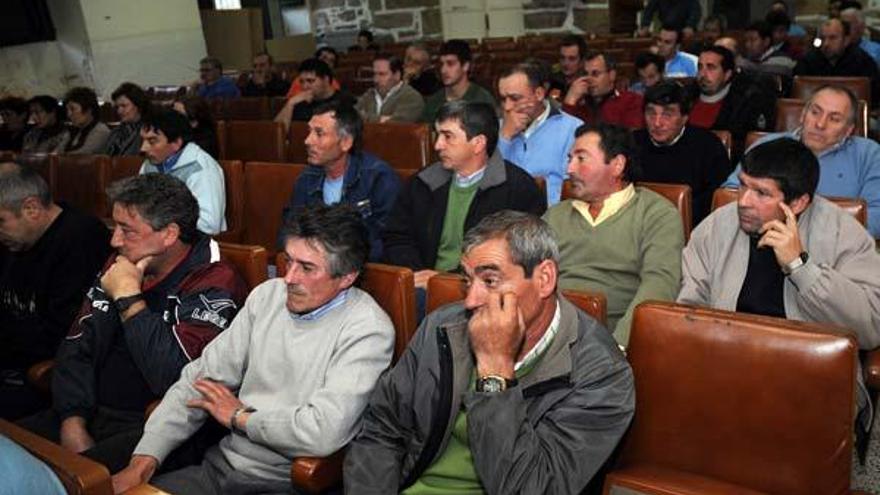 Trabajadores asistentes a la asamblea de ayer.