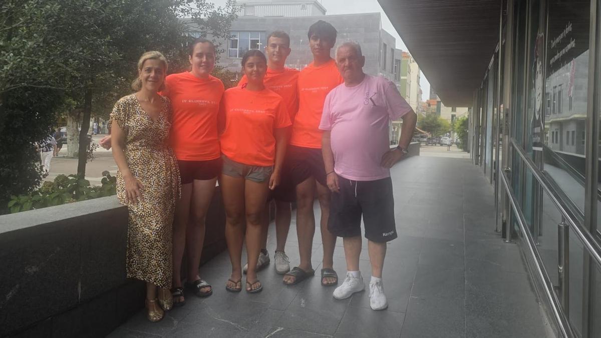 Los concejales Sagrario Martínez y Eugenio González con jugadores del Club Voleibol Maniotas.