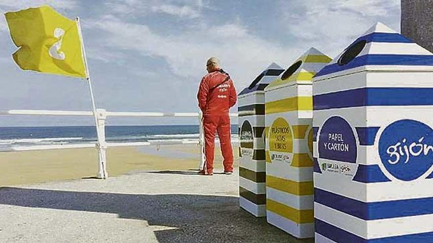 Contenedores de reciclaje en la Playa de San Lorenzo.