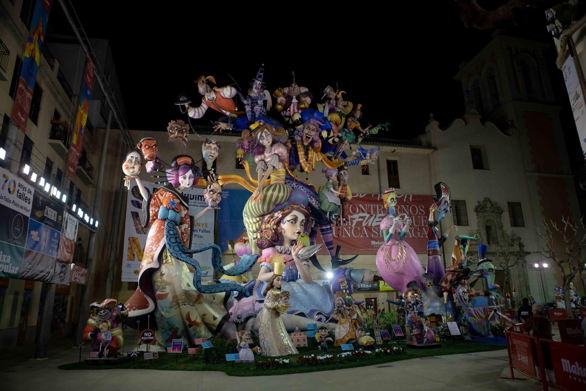 Todos los detalles de la Falla de la Plaza del Pilar