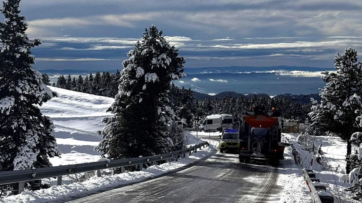 Una llevaneus netejant la carretera que va fins als Rasos de Peguera