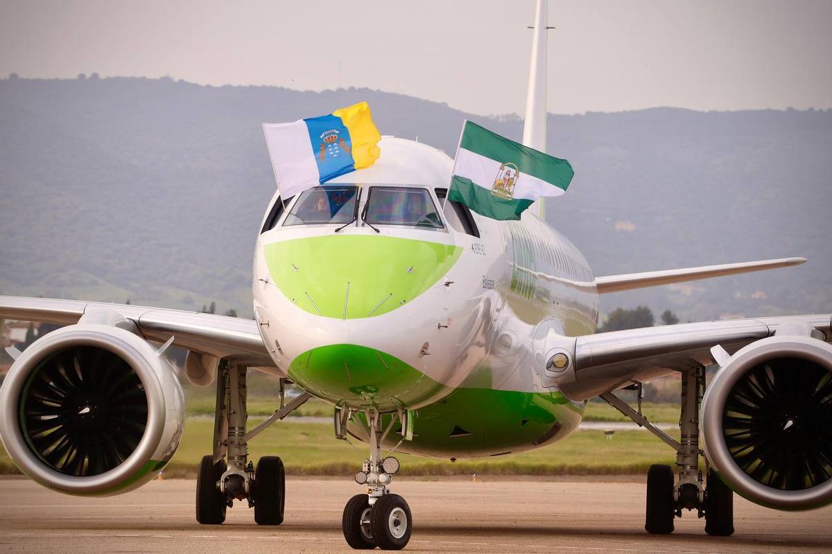El avión de Binter con las banderas de Canarias y Andalucía, en el aeropuerto de Córdoba, este martes.