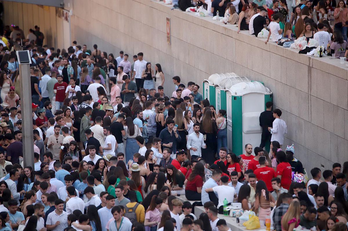 Centenares de jóvenes hacen el tradicional botellón del miércoles de Feria