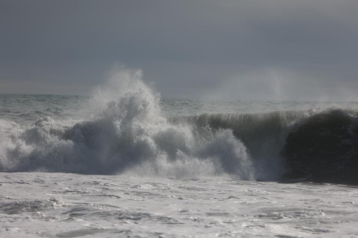 El temporal reúne a surfistas en busca de las mejores olas en la Caleta