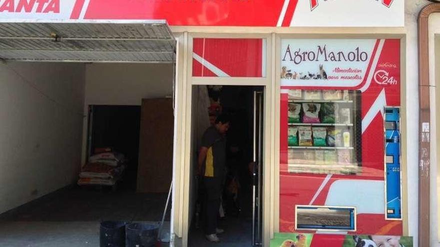 El escaparate de Agromanolo con la máquina de vending.