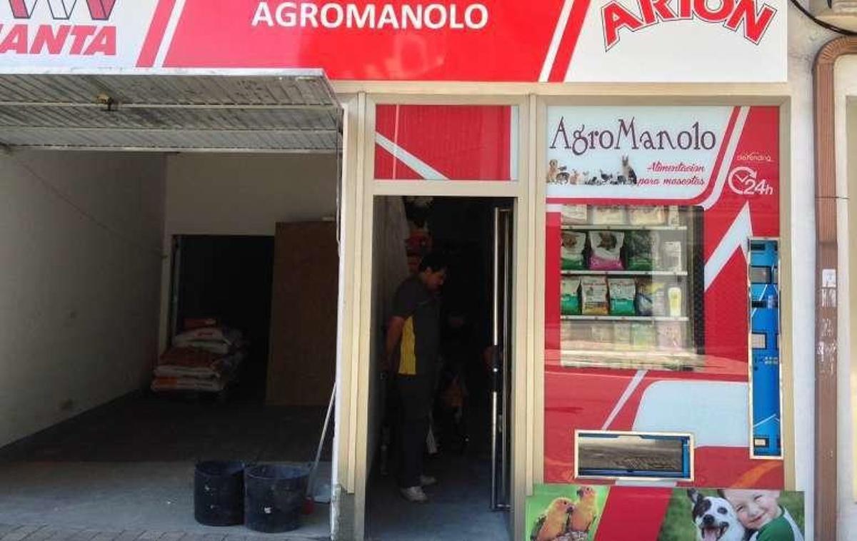 El escaparate de Agromanolo con la máquina de vending.