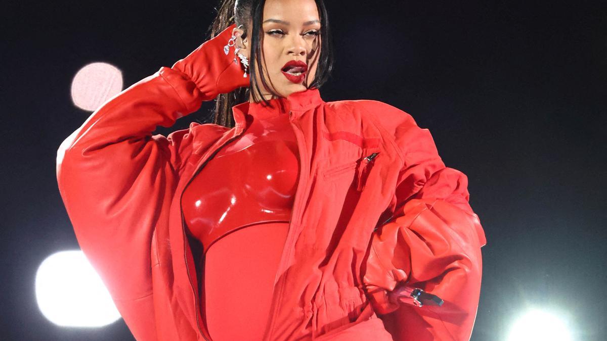 rihanna, de rojo en la super bowl