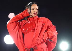 Rihanna, deessa tot al vermell de la Superbowl: els detalls del ‘look’ de la seva tornada triomfal