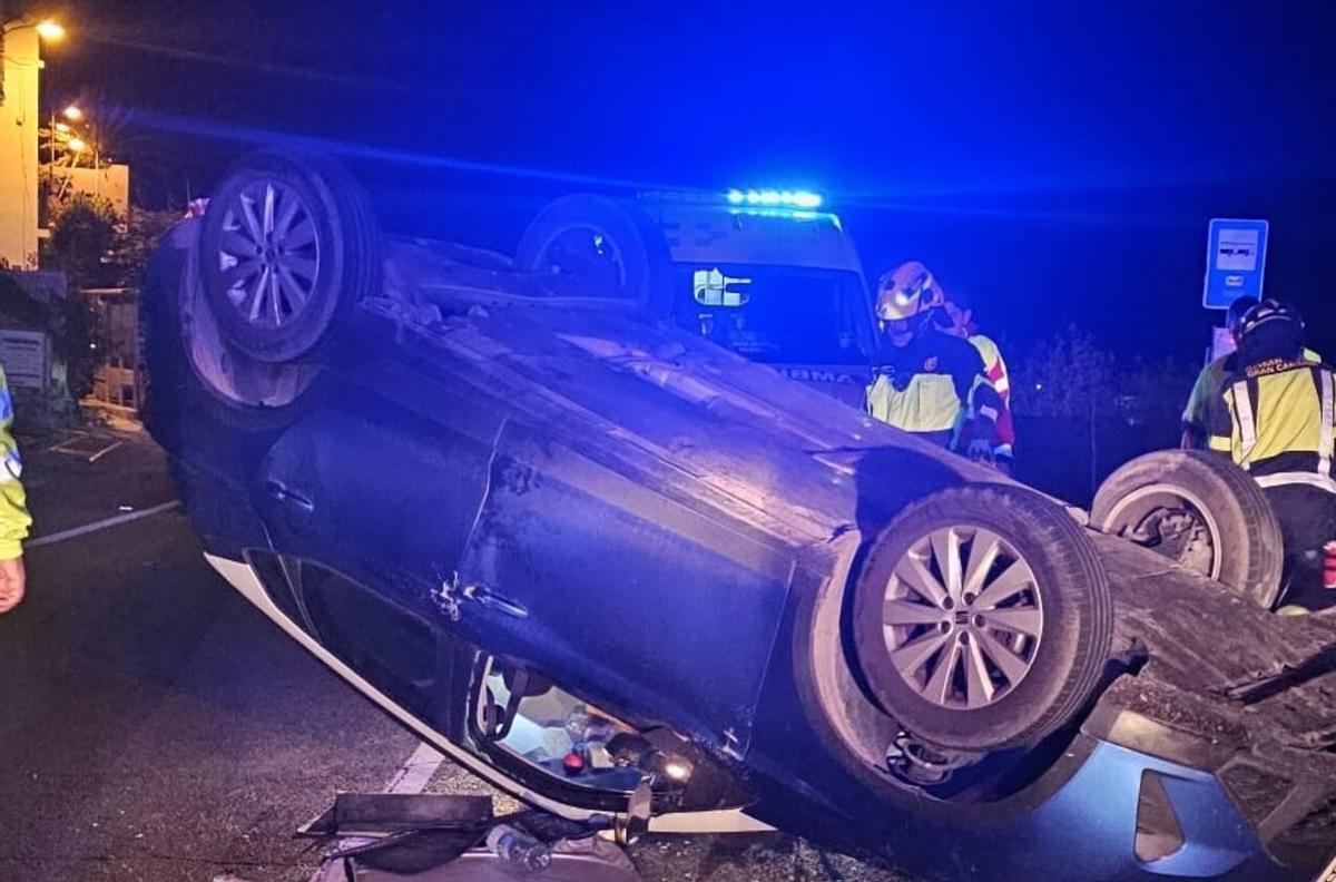 Vuelco de un coche en la madrugada de este lunes en la carretera GC 200, en el municipio de Mogán