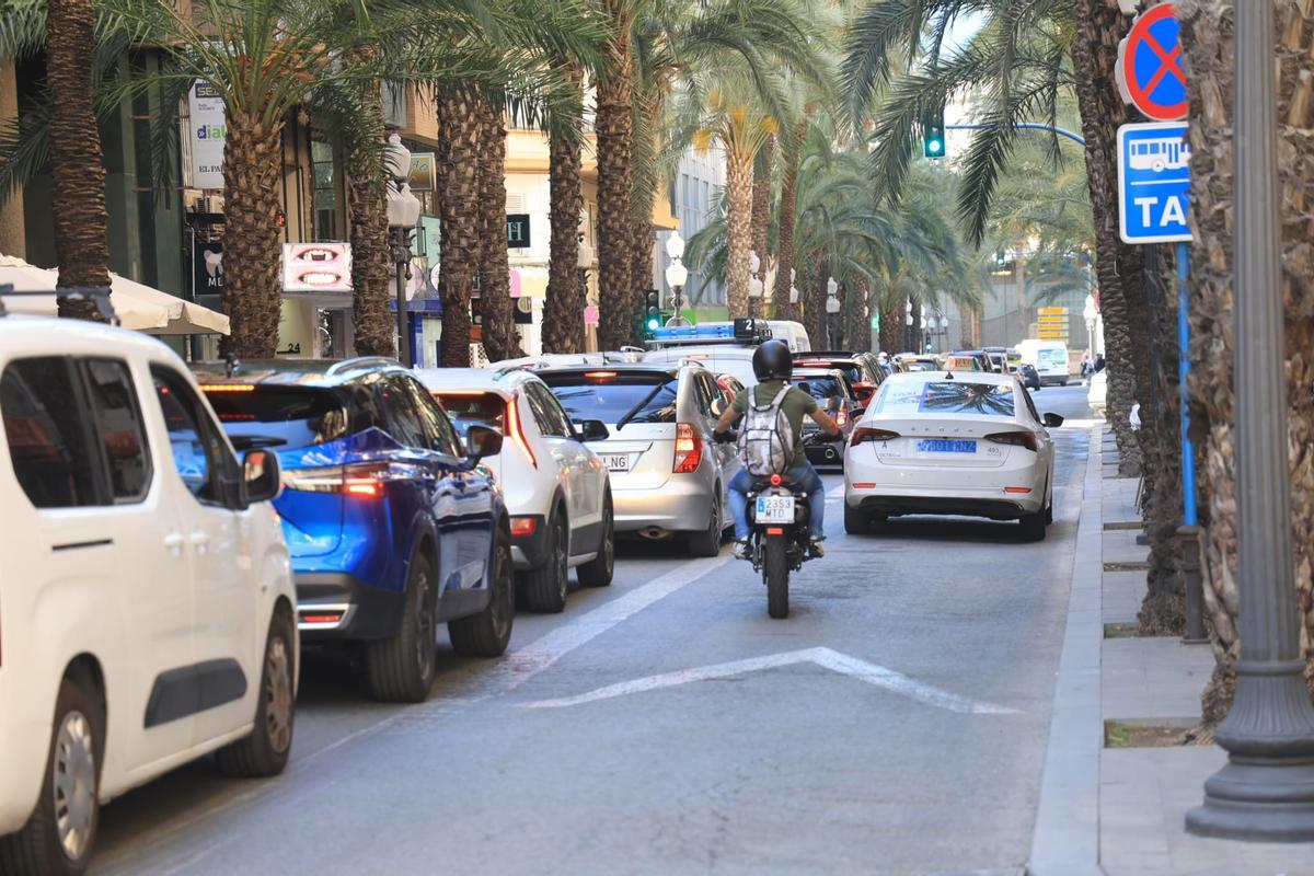 Colapso del tráfico en Alicante por la huelga de profesores