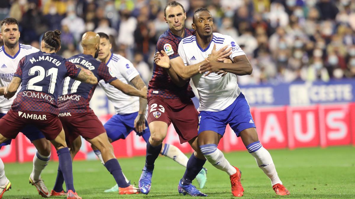 Ignasi Miquel y Jair pugnan en un córner en el derbi de esta temporada jugado en La Romareda.