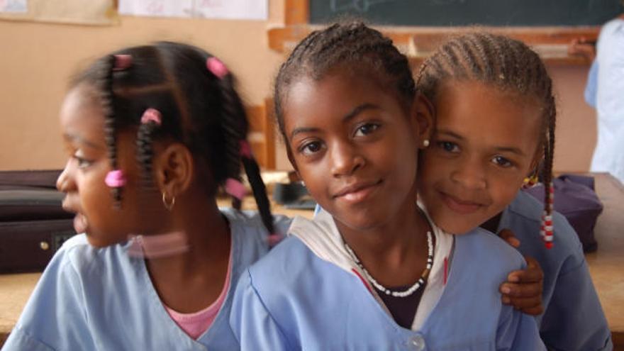 Alumnas de una de las dos escuelas primarias del Vale de Calhau de Cabo Verde.
