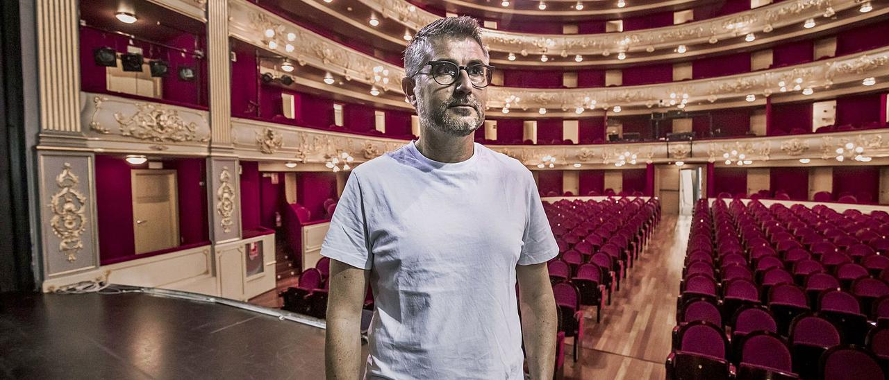 El director del Teatre Principal Josep Ramon Cerdà, en el escenario.