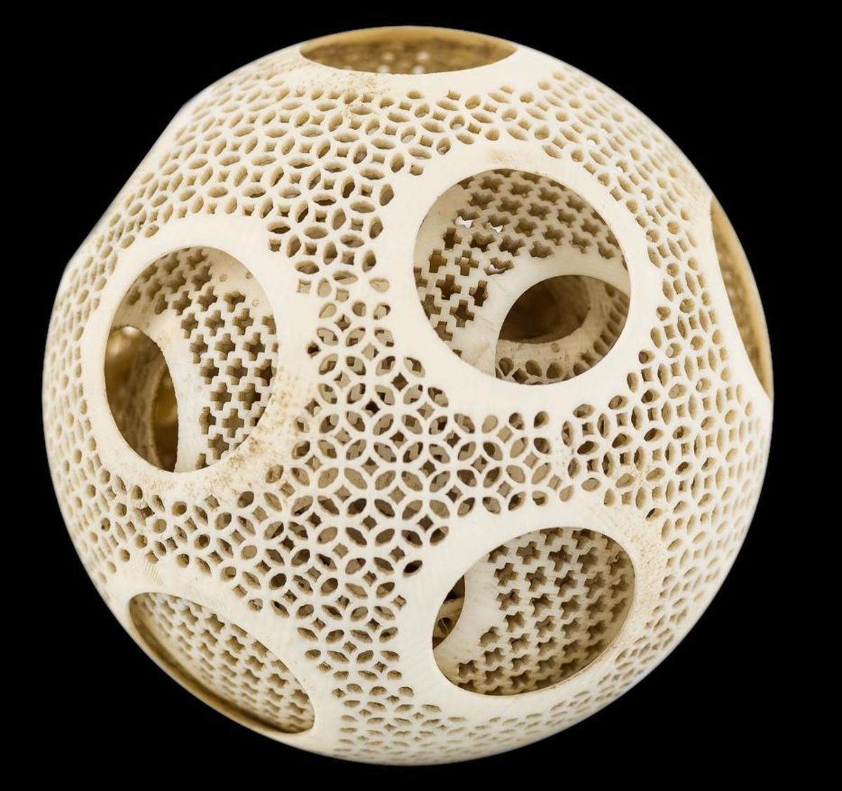 Una de las dos bolas de Cantón talladas con estilo Netsuke