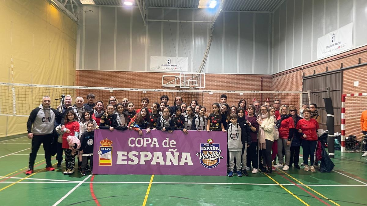 La «familia» del Club Voleibol Arenas de Gandia al término de la Copa de España en Guadalajara