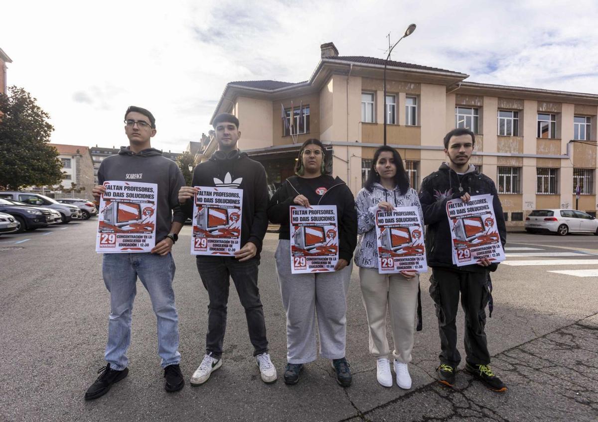 Por la izquierda, Javier Úrcera, Jorge Santillán, Anahí López, Alba Suárez y Daniel Gómez, ayer, ante el IES Doctor Fleming. | David Cabo