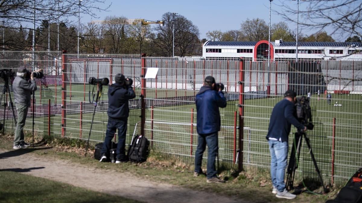 segea53041094 munich  germany   06 04 2020   journalists watch a training 200406145414