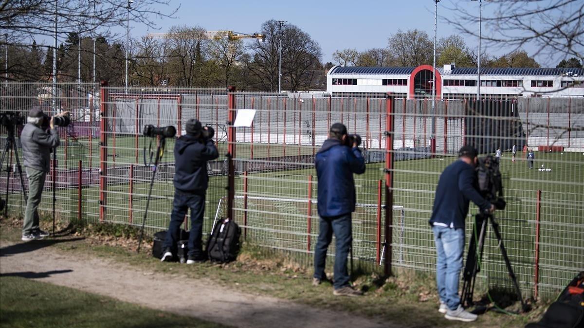 segea53041094 munich  germany   06 04 2020   journalists watch a training 200406145414