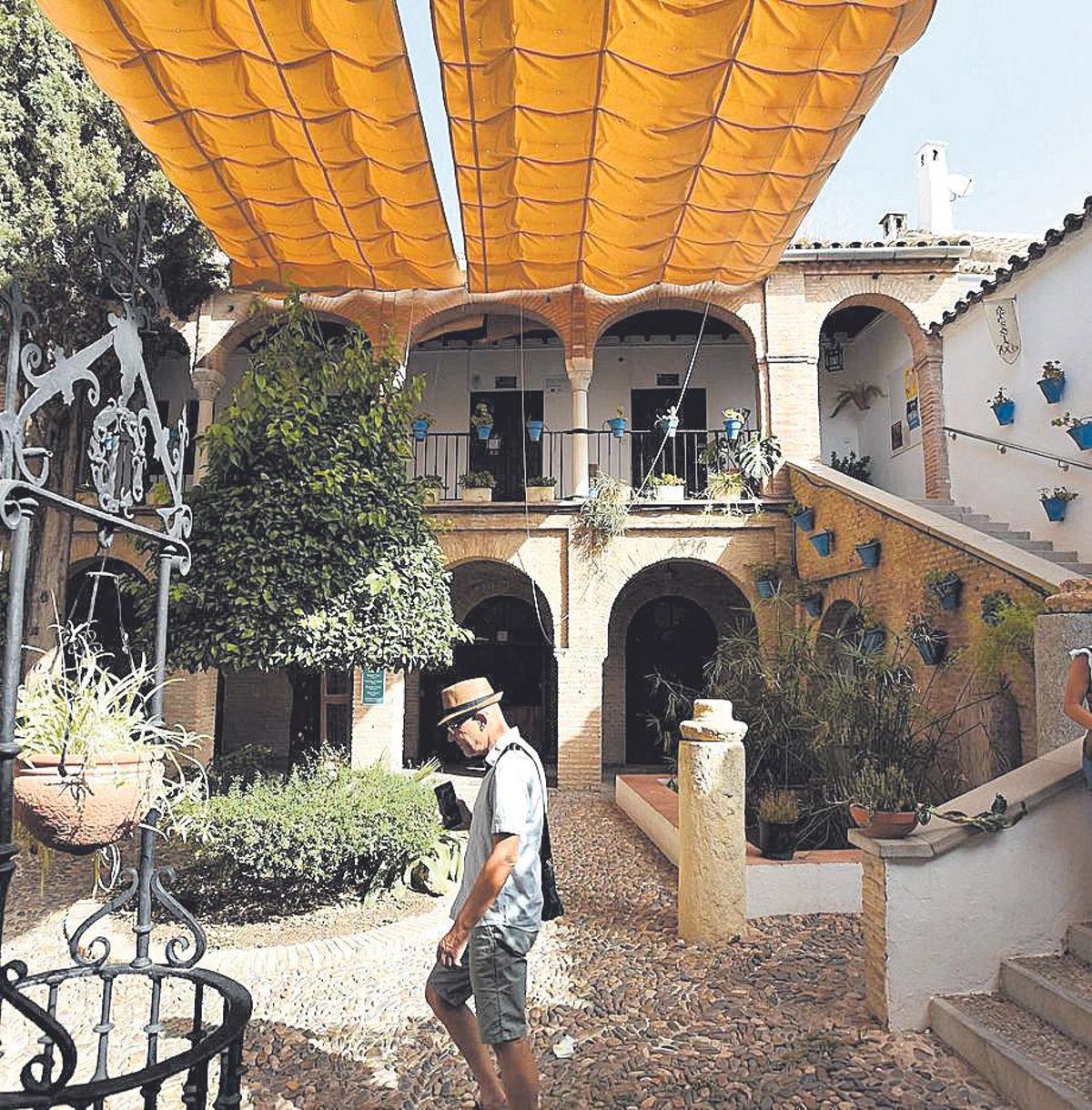 Un turista en el patio del Zoco Municipal.