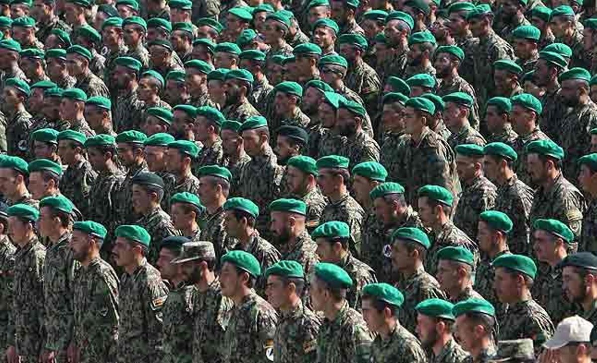 Soldats afganesos marxen durant la seva cerimònia de graduació a Kabul (Afganistan) Les tropes, liderades per l’OTAN i pels Estats Units, agafaran la responsabilitat de la seguretat de la policia i l’exèrcit de manera gradual fins al 2014.