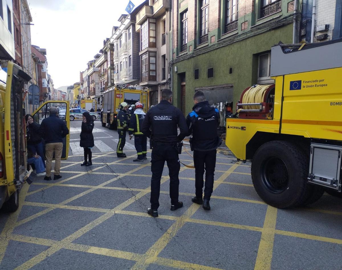 Familiares de la víctima, siguiendo el desarrollo del operativo. | M. Á. G.