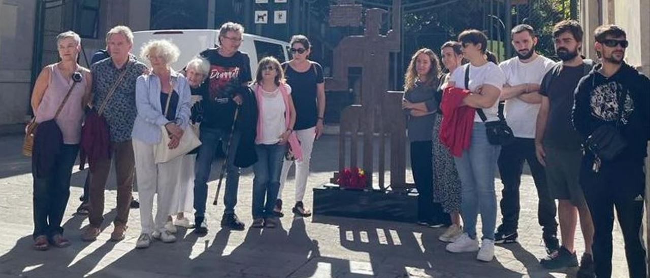 Colocación de la escultura dedicada a Valentín González.