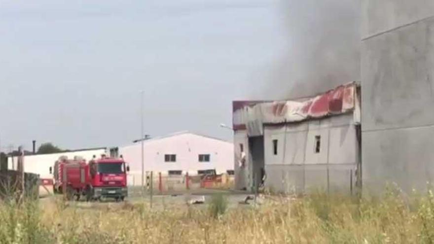 Los bomberos intervienen en el incendio de un nave en Navalmoral