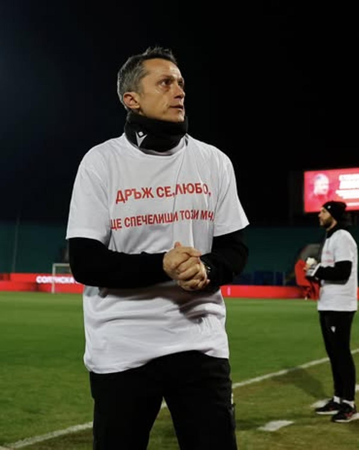 Uno de los miembros del club búlgaro con la camiseta por Lubo