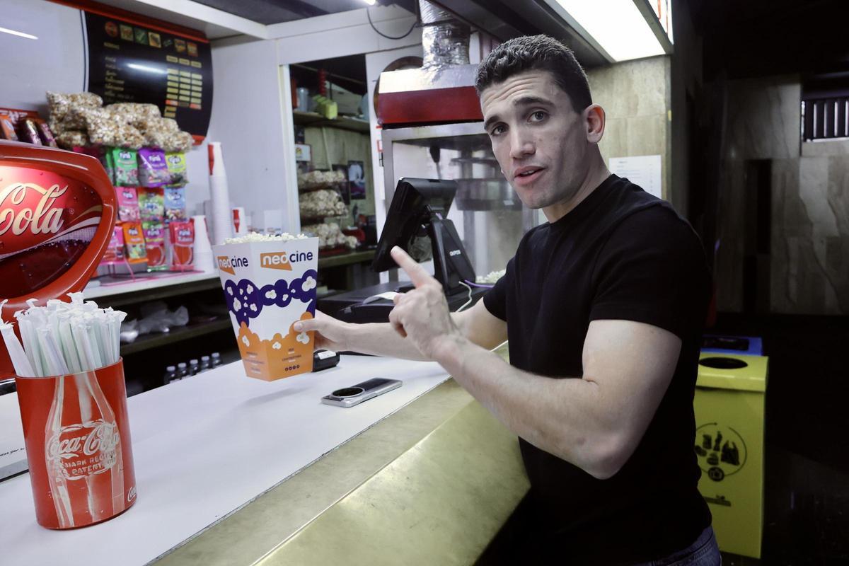 Jaime Lorente en la tienda de los cines Centrofama.