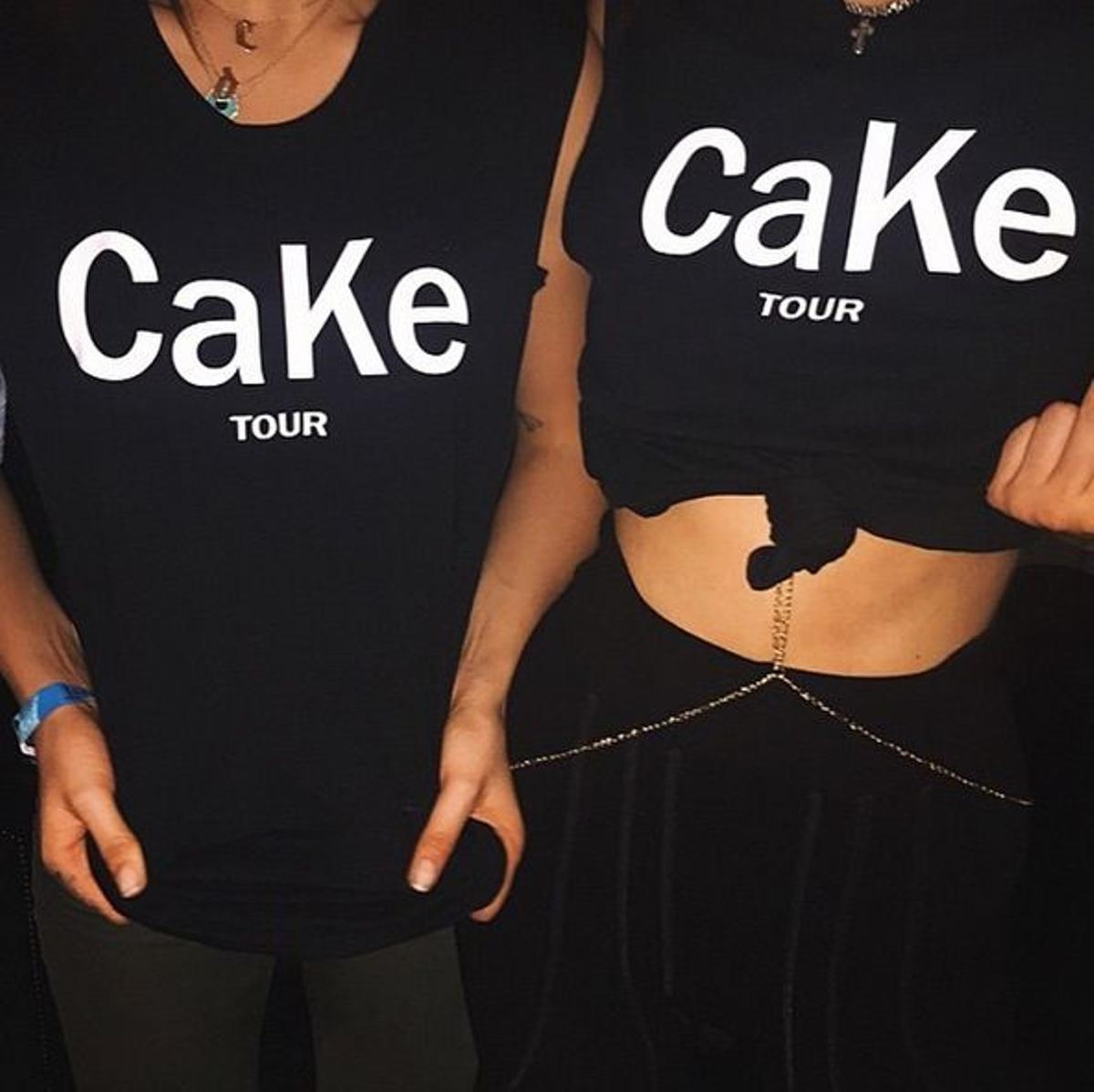 Cara Delevingne y Kendall Jenner con camiseta 'CaKe'