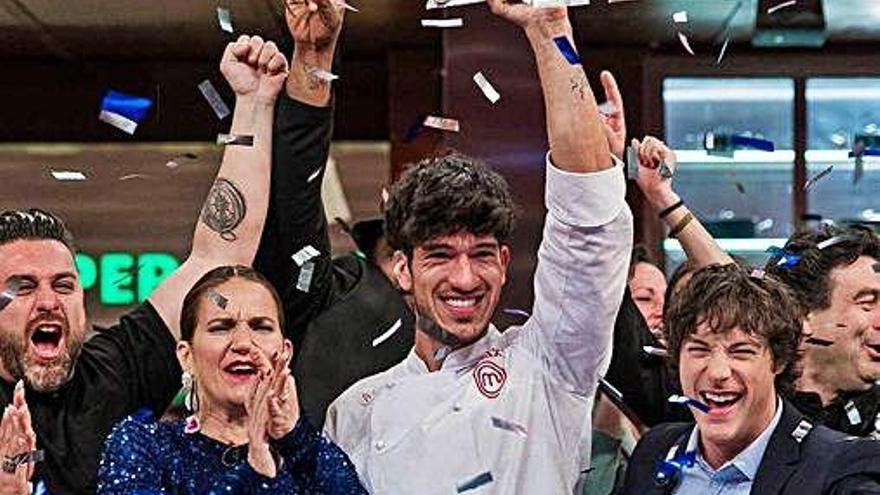 Aleix Puig tras recibir el premio, rodeado de sus compañeros y el jurado de &#039;MasterChef&#039;.