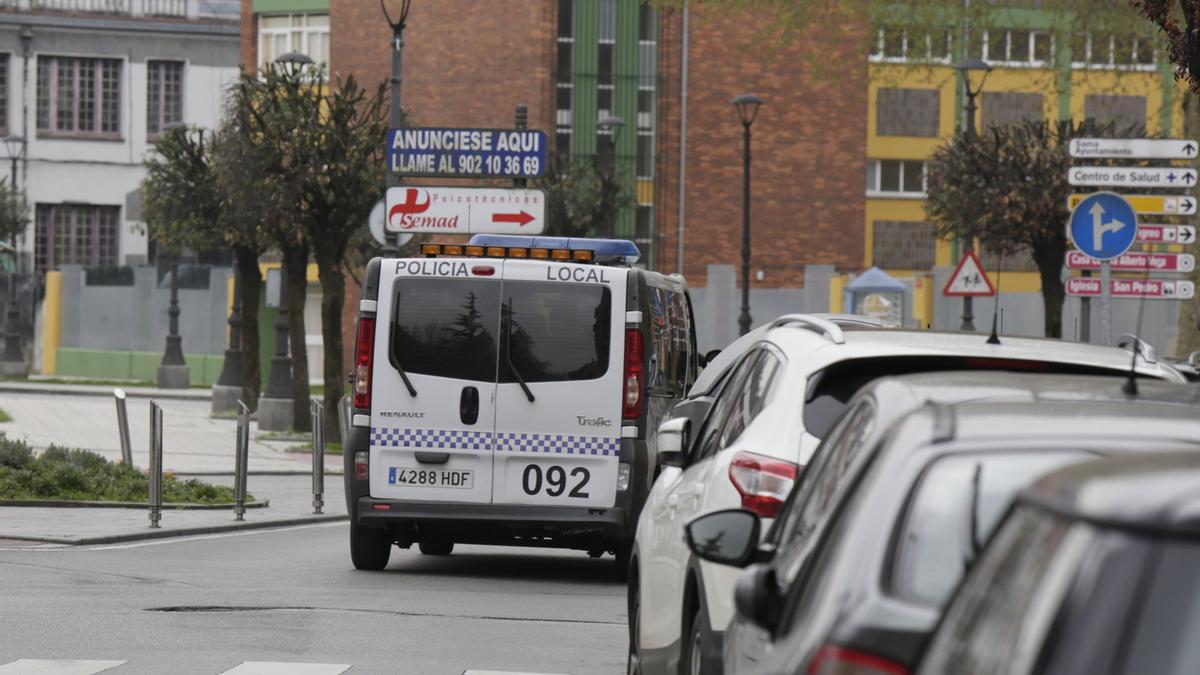 Un vehículo de la Policía Local de Langreo