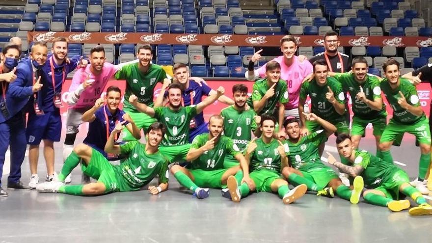 La plantilla del UMA BeSoccer Antequera celebra el ascenso logrado esta semana en el Martín Carpena.